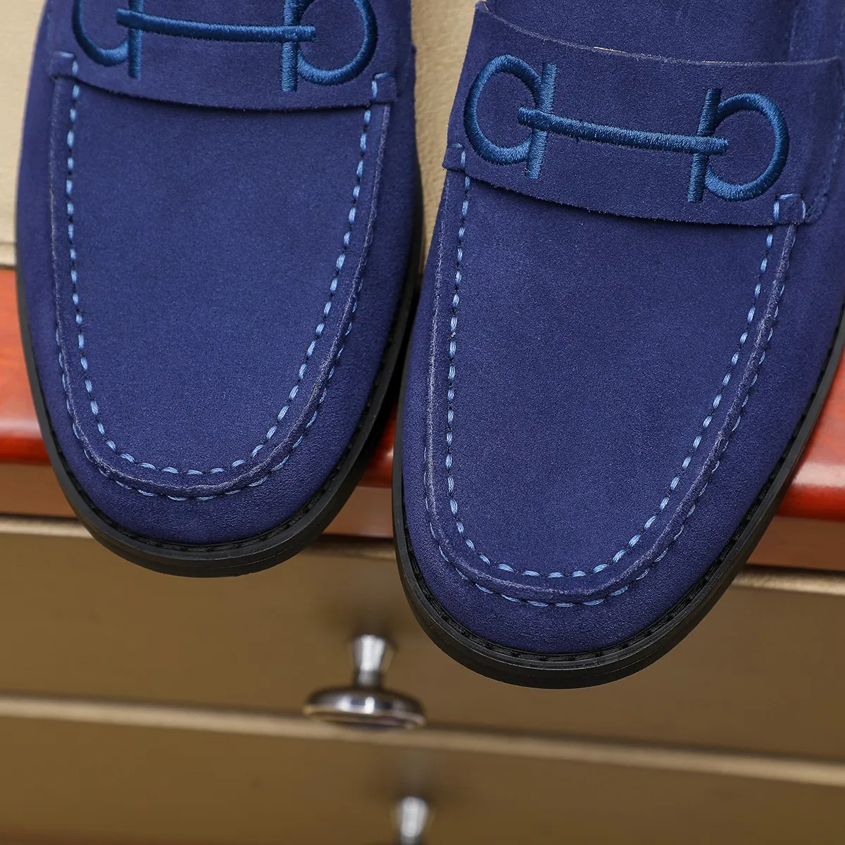 Men's shoes 💰460 🔥 Ferragamo new men's casual slip-on shoes 🇨🇳 Official website original 1:1 mold, original quality 💯 fine workmanship, high-end luxury ☘ The upper is made of imported Italian first-layer cowhide 🌴 Luxurious water dyeing 🐂 Leather lining 🍓 Rubber wear-resistant and non-slip outsole, breathable and comfortable to wear 🍍 The first choice for high-taste men, color optional! Code number 38-44 (45.46. Customized)